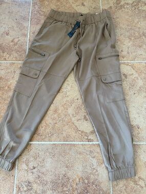 Banana Republic NWT Women’s cargo khaki jogger Sz M